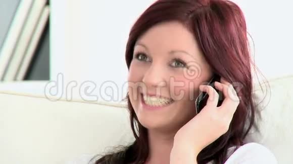 可爱的高加索女人在电话里聊天视频的预览图