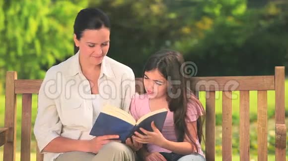 母女俩在户外读书视频的预览图