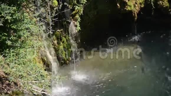 有干净和新鲜水的瀑布视频的预览图