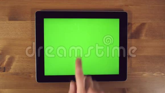 使用平板电脑及绿色屏幕的人视频的预览图