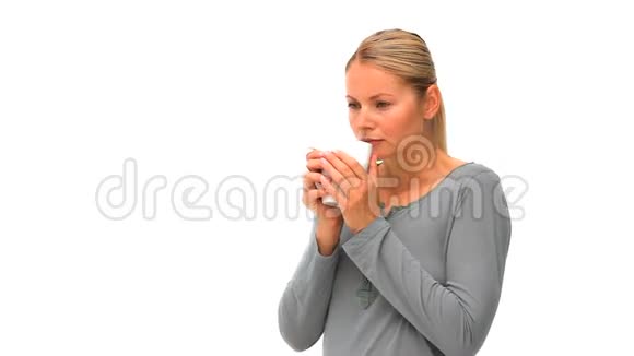 金发女人喝杯咖啡视频的预览图