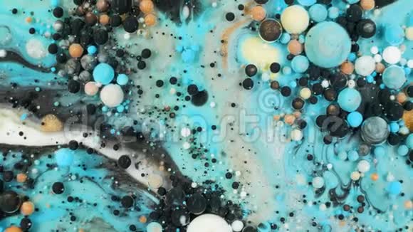 泡沫中的五颜六色的油漆在液体中有机地移动视频的预览图