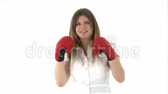戴拳击手套的年轻女人视频的预览图