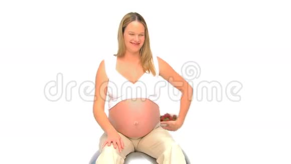 坐在健身球上的孕妇视频的预览图
