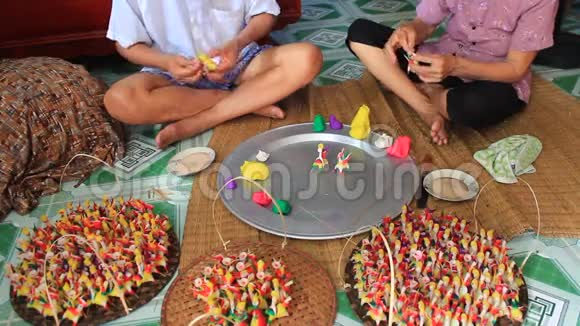 一家人用彩色米粉挤玩具给孩子视频的预览图