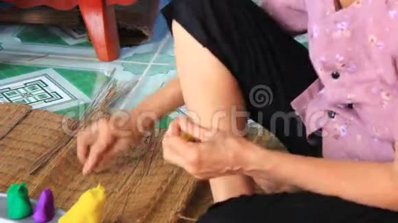 一家人用彩色米粉挤玩具给孩子视频的预览图