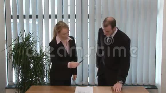 商务人士签署合同视频的预览图