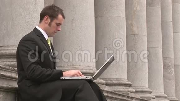 商务人员户外使用笔记本电脑视频的预览图