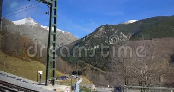 沃尔德努里亚火车冬季山景4k西班牙视频的预览图