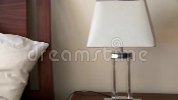 微笑的女人用笔记本电脑坐在床上视频的预览图