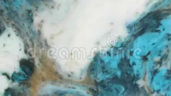 泡沫中的五颜六色的油漆在液体中有机地移动视频的预览图
