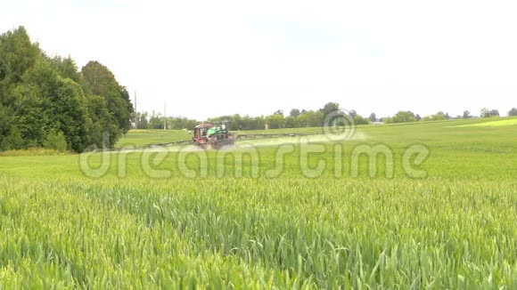 农场拖拉机喷雾夏季绿色作物种植场视频的预览图
