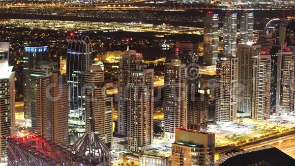 迪拜的夜晚从屋顶落下的时间视频的预览图