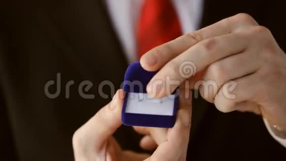 新郎拿着结婚戒指视频的预览图
