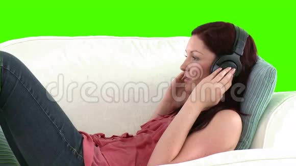 躺在沙发上听音乐的女人视频的预览图