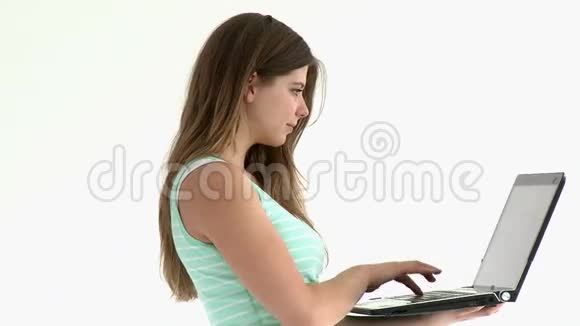 用她的笔记本电脑工作的女学生视频的预览图