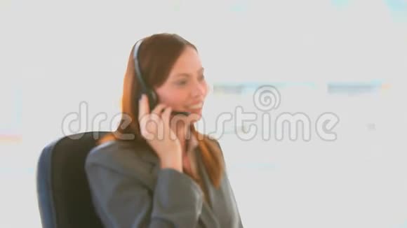 微笑的女商人在打电话视频的预览图