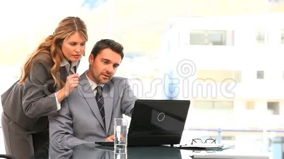 商业人士用笔记本电脑工作视频的预览图