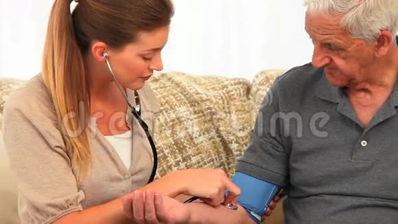 护士测量病人的血压视频的预览图