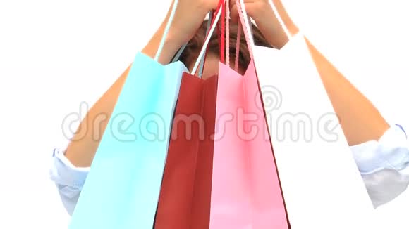 女人在白色背景下购物后视频的预览图
