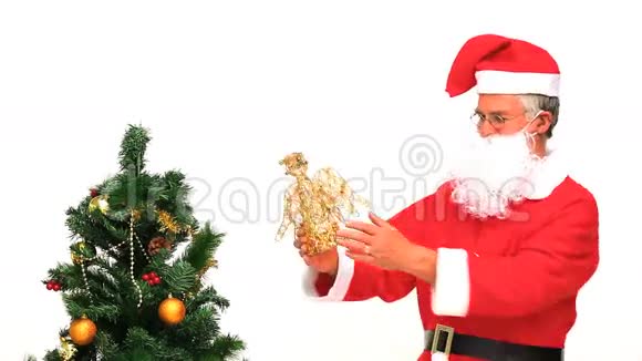 圣诞老人装饰圣诞树视频的预览图