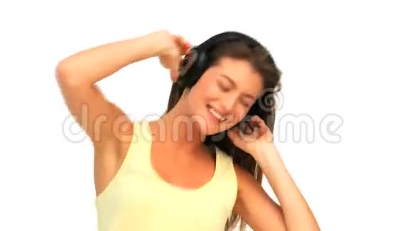 快乐的女人听音乐视频的预览图