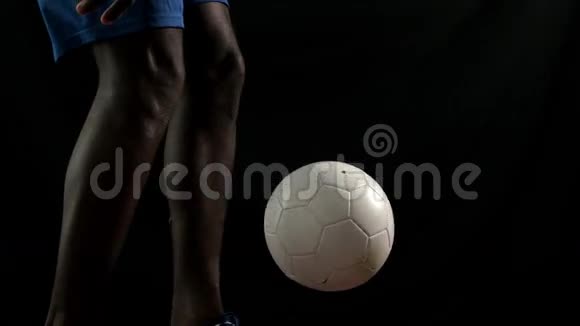 足球运动员控制着球视频的预览图