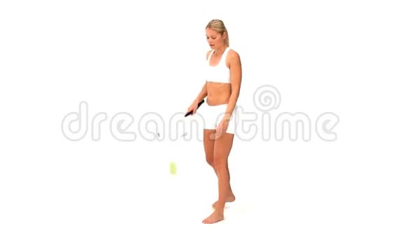穿运动服装打网球的女人视频的预览图