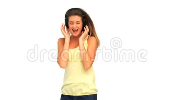 快乐的年轻女人听音乐视频的预览图