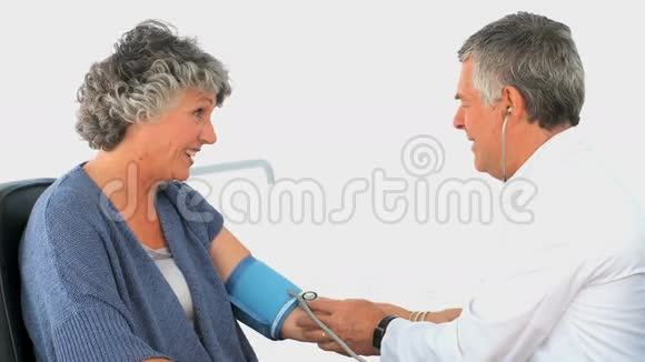 医生给病人测血压视频的预览图