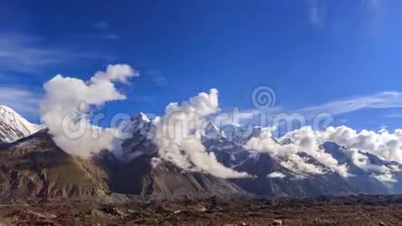 冰川上的云吉尔吉斯斯坦中部视频的预览图