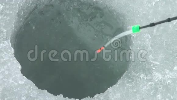 冬季在河上捕鱼的冰洞视频的预览图