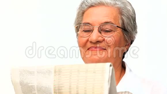 读报纸的老年妇女视频的预览图