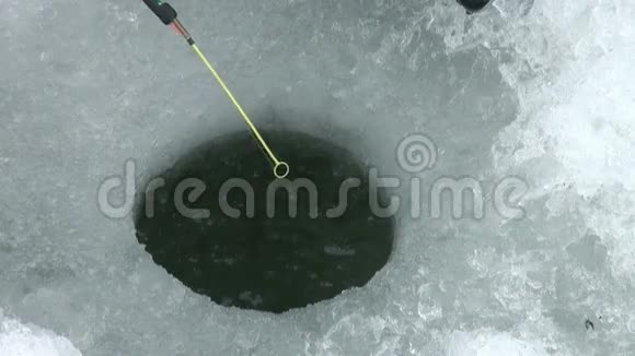 冬季在河上捕鱼的冰洞视频的预览图