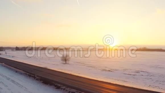 日落冬季景观开车上路视频的预览图