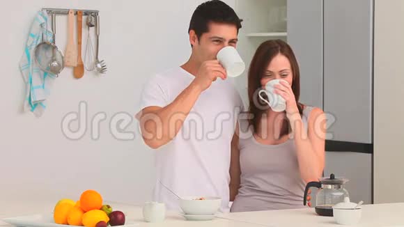 一对夫妇在厨房喝杯咖啡视频的预览图