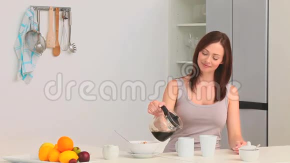 一对夫妇在厨房吃早餐视频的预览图