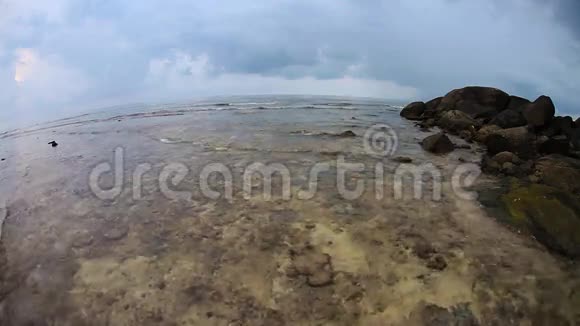 热带海滩在阴沉的天空下视频的预览图