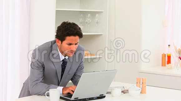 优雅的商人在用他的笔记本电脑视频的预览图