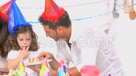 一家人参加生日聚会视频的预览图