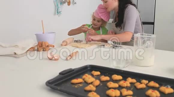妈妈和女儿一起做饭视频的预览图