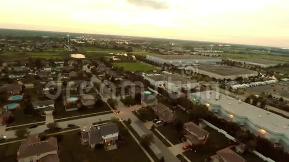 郊区住宅区的空中观景房有后院景观和屋顶视频的预览图