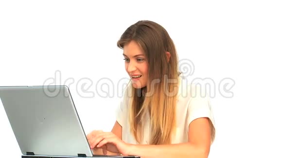 快乐的女人看着她的笔记本电脑视频的预览图