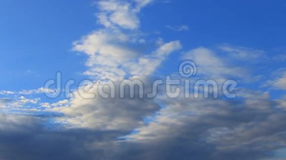 时间流逝白色蓝色的蓬松云视频的预览图