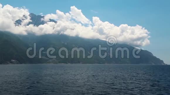 船沿阿托斯半岛航行视频的预览图