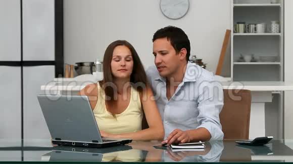 一对夫妇在网上用信用卡买东西视频的预览图