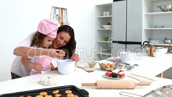 妈妈和女儿准备烤面团视频的预览图