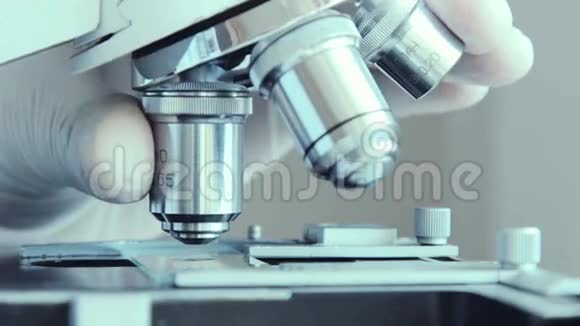 实验室的显微镜特写镜头视频的预览图