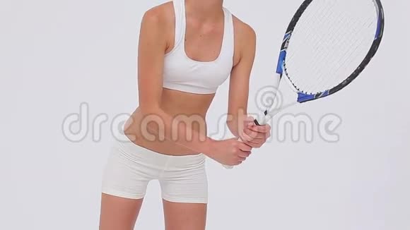 拿着网球拍的女人视频的预览图