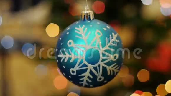 圣诞蓝球在后台晃动视频的预览图